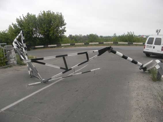 У Ковелі на дорогу впав обмежувач висоти і заблокував рух. ФОТО