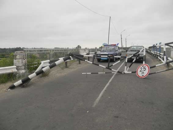 У Ковелі на дорогу впав обмежувач висоти і заблокував рух. ФОТО