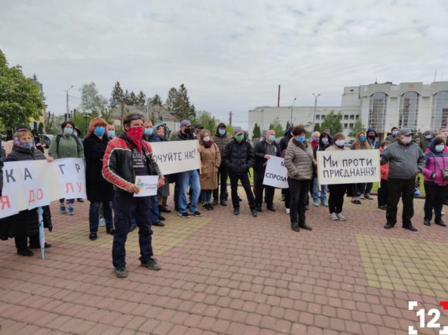 Проти приєднання до Луцька: під Волинською ОДА – мітинг мешканців двох громад. ФОТО