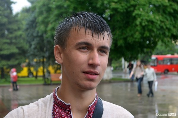 Луцькі націоналісти відзначили День героїв маршем у сильну зливу. ФОТО