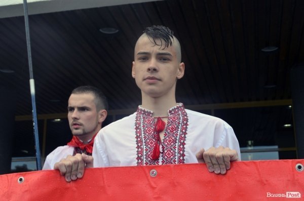 Луцькі націоналісти відзначили День героїв маршем у сильну зливу. ФОТО