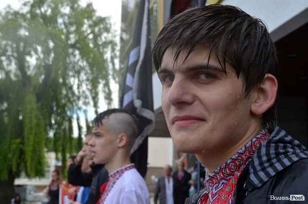 Луцькі націоналісти відзначили День героїв маршем у сильну зливу. ФОТО