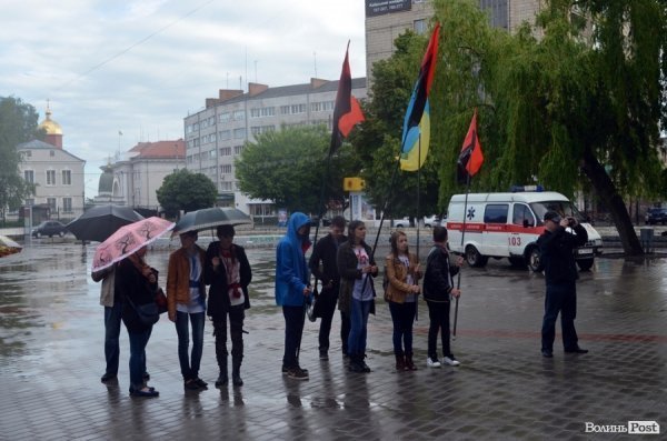 Луцькі націоналісти відзначили День героїв маршем у сильну зливу. ФОТО