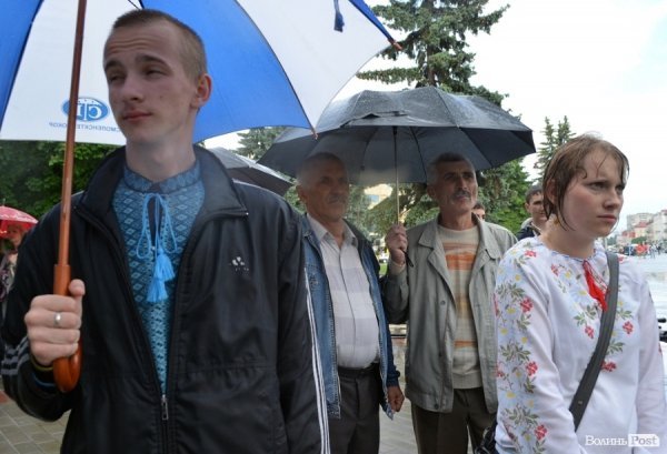 Луцькі націоналісти відзначили День героїв маршем у сильну зливу. ФОТО