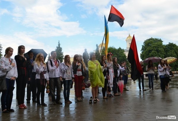 Луцькі націоналісти відзначили День героїв маршем у сильну зливу. ФОТО