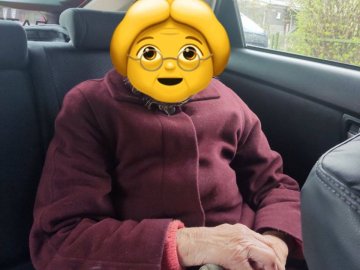 У Луцьку патрульні допомогли літній жінці, яка загубилася, потрапити додому