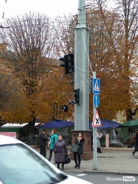 У центрі Луцька «тягучка» ‒ через несправний світлофор