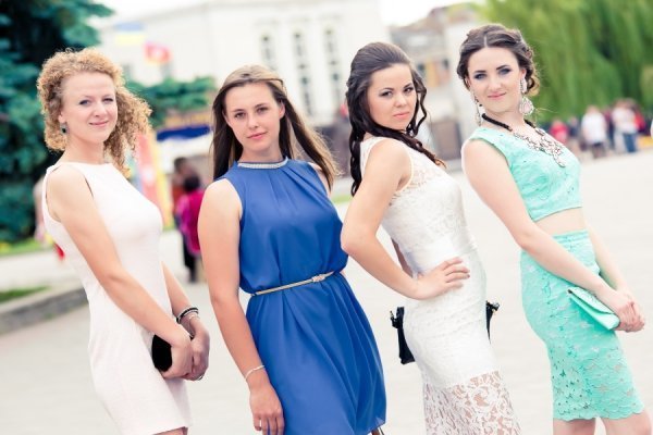 Красуні-журналістки: у Луцьку журфак відгуляв випускний. ФОТО