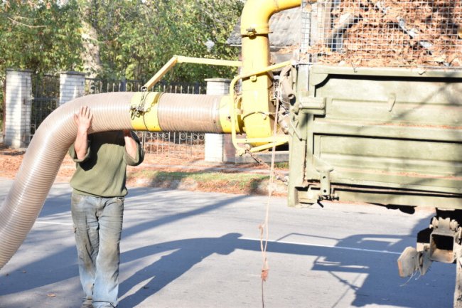 Комунальники Луцька придумали, як боротися з опалим листям на вулицях міста