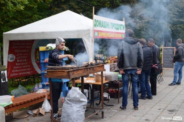 На луцькому «Фестивалі національної кухні» свиню почали пекти ще уночі. ФОТО