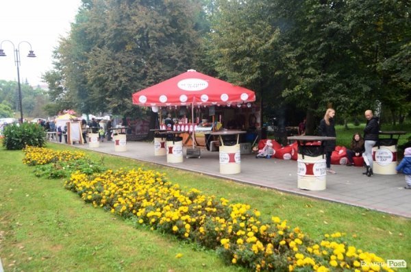 На луцькому «Фестивалі національної кухні» свиню почали пекти ще уночі. ФОТО