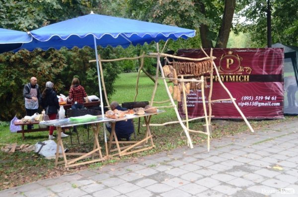 На луцькому «Фестивалі національної кухні» свиню почали пекти ще уночі. ФОТО