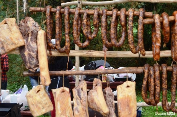 На луцькому «Фестивалі національної кухні» свиню почали пекти ще уночі. ФОТО