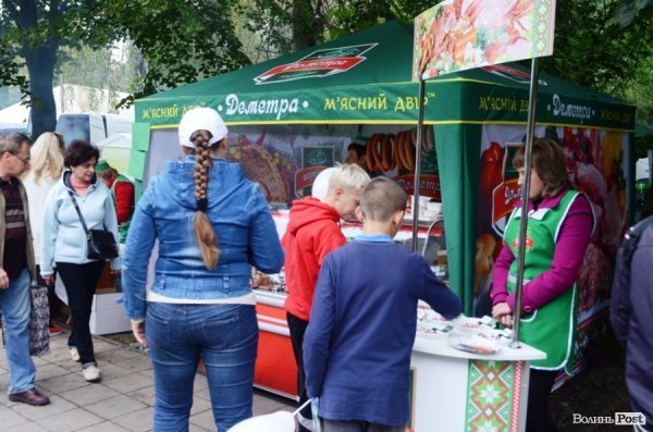 На луцькому «Фестивалі національної кухні» свиню почали пекти ще уночі. ФОТО