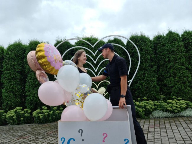 Поліцейський з Волині дізнався стать майбутньої дитини на блокпості. ФОТО