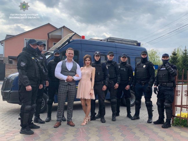 У повному екіпіруванні: луцькі поліцейські незвично привітали командира з одруженням