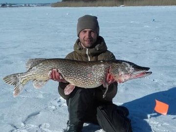 «Адреналін зашкалював»: волинянин спіймав величезну щуку. ФОТО