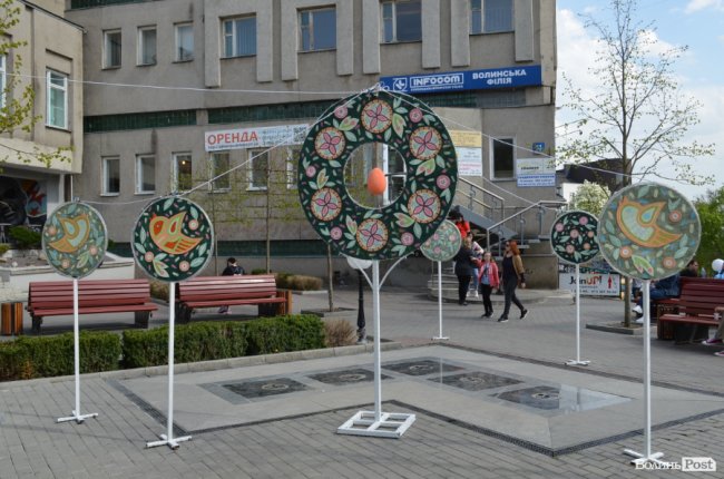 Традиційні писанки, яскраві курчатка і апетитні паски: великодній Луцьк. ФОТОРЕПОРТАЖ