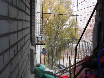 Батько знайшов 14-річну доньку на балконі у зашморзі 