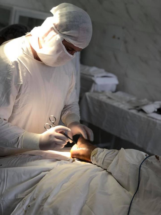 Клеїла шпалери і впала з табуретки: волинські лікарі врятували жінці ногу. ФОТО