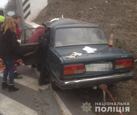 Авто влетіло в опору мосту: троє людей загинуло. ФОТО