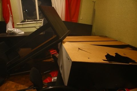 У Маневичах розгромили офіси комуністів і регіоналів. ФОТО