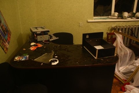 У Маневичах розгромили офіси комуністів і регіоналів. ФОТО