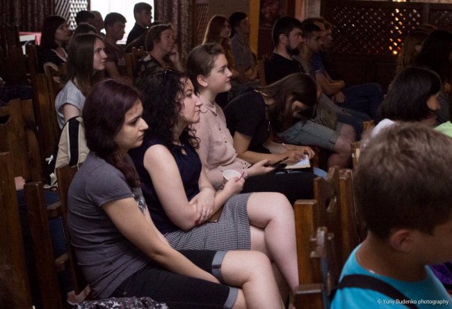 Зрозуміло про складне: у Луцьку говорили про чорні діри