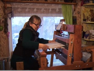 Луцька ткаля творить дива у майстерні на горищі. ВІДЕО