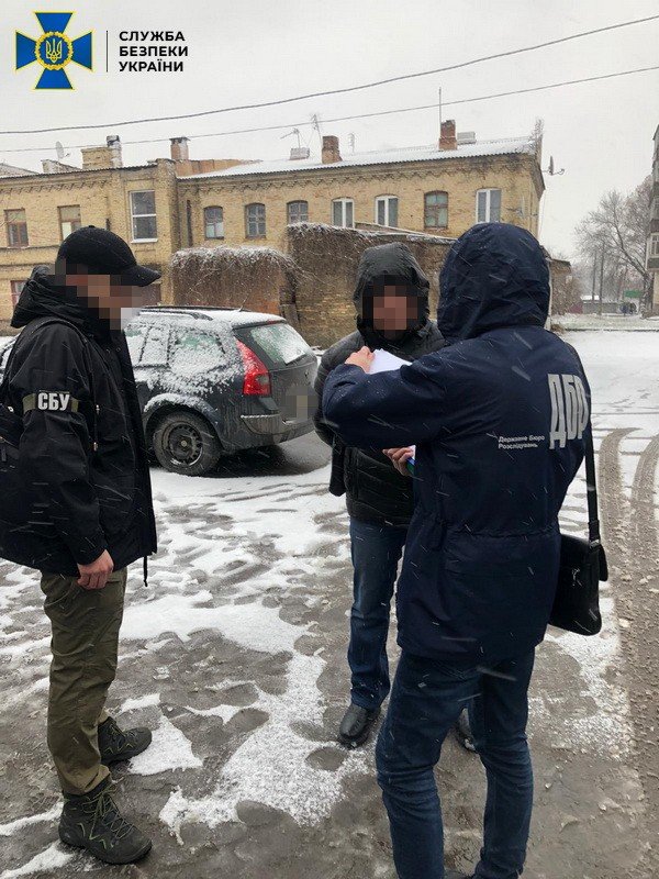 Займався «торгівлею» посадами в СБУ: у Луцьку на хабарі у декілька тисяч доларів затримали експравоохоронця МВС