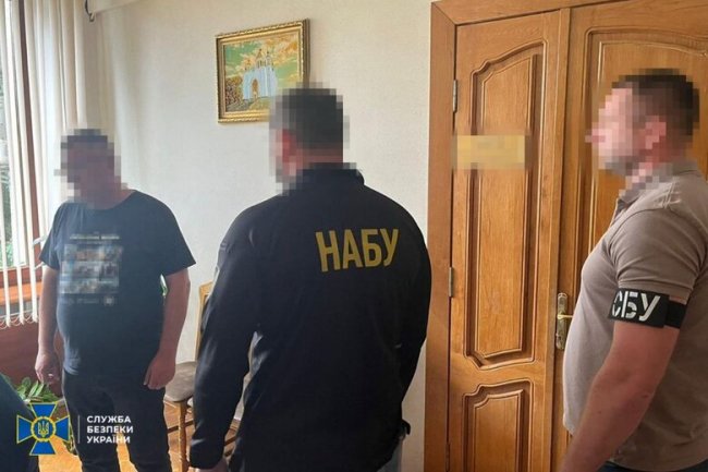 Пів мільйона гривень хабаря за землю та майно: викрили заступника голови Рівненської облради