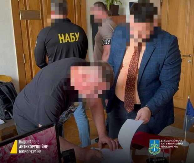 Пів мільйона гривень хабаря за землю та майно: викрили заступника голови Рівненської облради