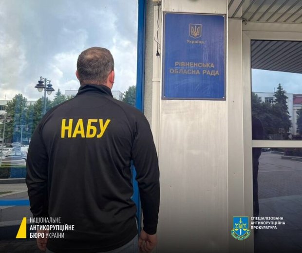 Пів мільйона гривень хабаря за землю та майно: викрили заступника голови Рівненської облради