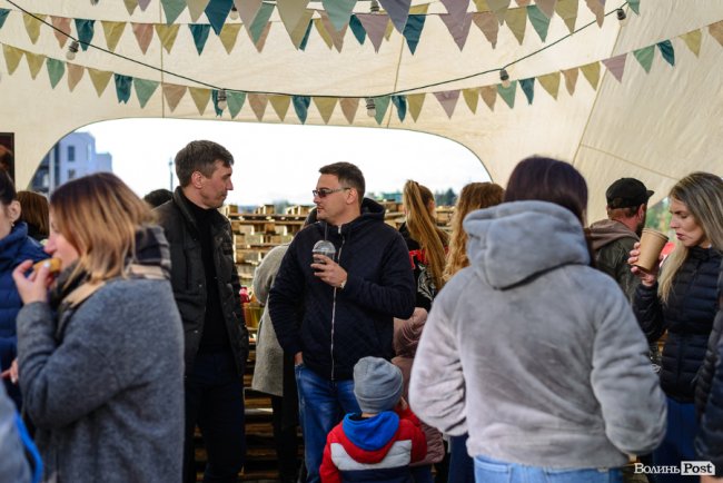 Не зважаючи на прохолодний осінній вітер усім гостям свята було тепло і затишно в хорошій компані.