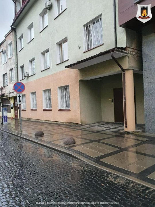 На одній із центральних вулиць Луцька встановили антипаркувальні півкулі. ФОТО