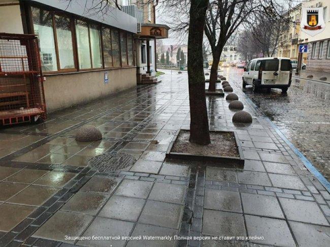 На одній із центральних вулиць Луцька встановили антипаркувальні півкулі. ФОТО