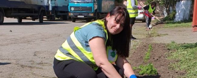 Мешканці луцького мікрорайону посадили 150 чорнобривців на автобусній зупинці 