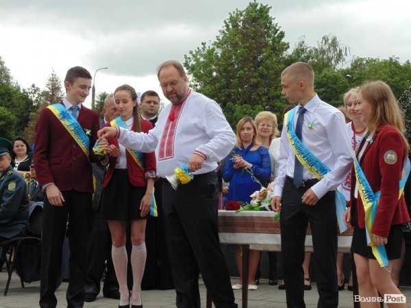 Останній дзвінок у Луцьку: четверта гімназія. ФОТО