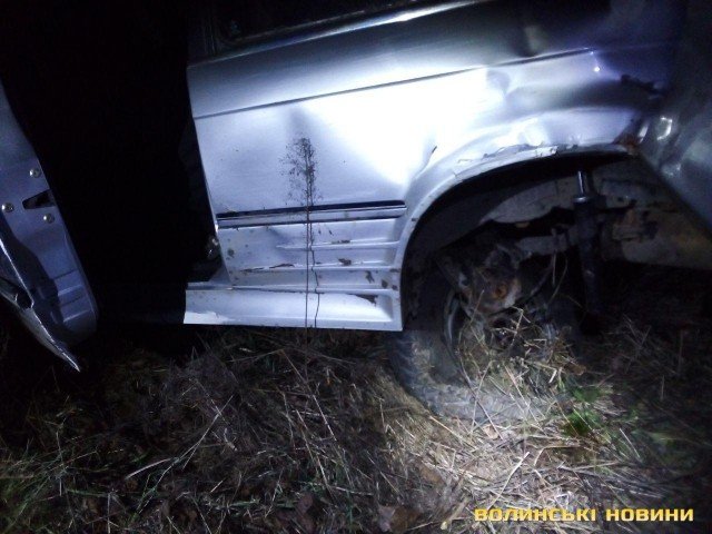 Під Луцьком п'яний водій на BMW злетів у кювет: пасажири втекли з місця ДТП. ФОТО