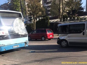 У Луцьку зіткнулися маршрутка і бус