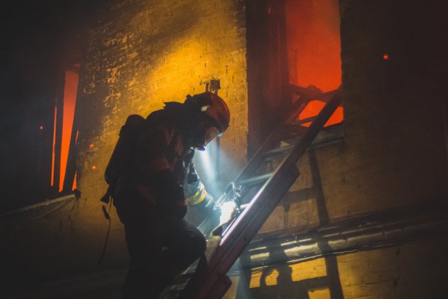 У Києві біля храму сталась пожежа: загинуло дві людини. ФОТО. ВІДЕО