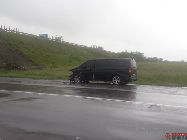 У селі Дачне – масштабна ДТП за участю трьох автівок. ФОТО