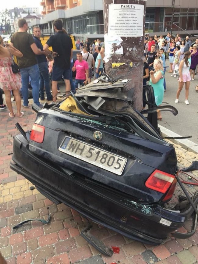 На величезній швидкості BMW збив зупинку та пошкодив три автівки. ФОТО. ВІДЕО