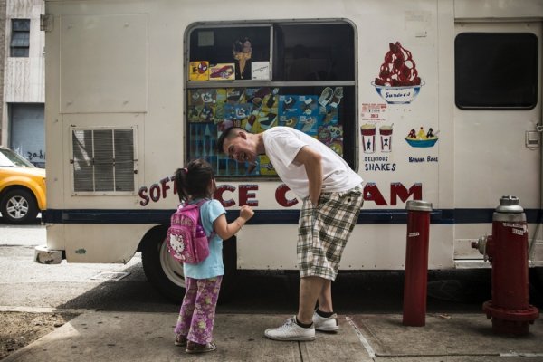 Джо Жо чекає морозиво з дочкою Джо Енн ( Нью-Йорк, США)