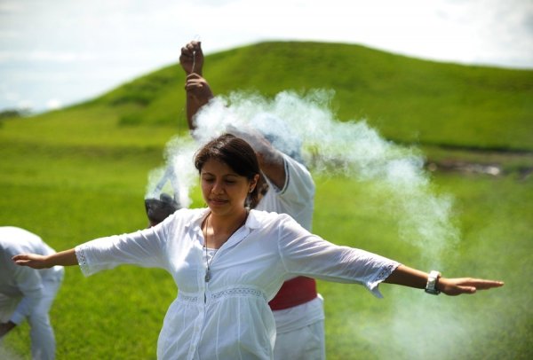 Жінка готова взяти участь у церемонії святкування літнього сонцестояння (Сан-Андреський археологічний парк, Сальвадор)