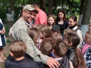 Діти з Луцька за кошти від проданих в США малюнків купили авто для 14 бригади. ФОТО