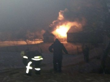 Волинські вогнеборці посеред ночі рятували житловий будинок, дах якого палав