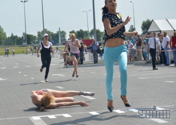 У Львові хлопці бігали на підборах. ФОТО. ВІДЕО