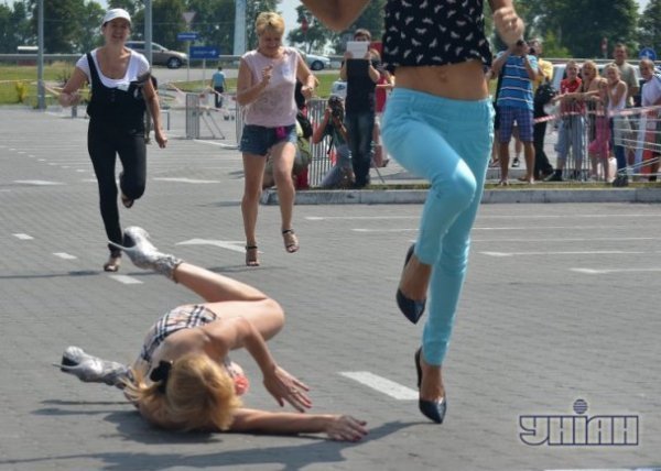 У Львові хлопці бігали на підборах. ФОТО. ВІДЕО