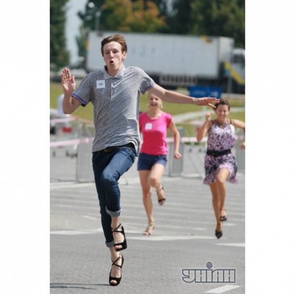 У Львові хлопці бігали на підборах. ФОТО. ВІДЕО